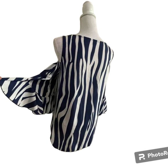 Relaxed Flowy Breezy Front Tie Cold Shoulder Summer Top - Picture 14 of 16